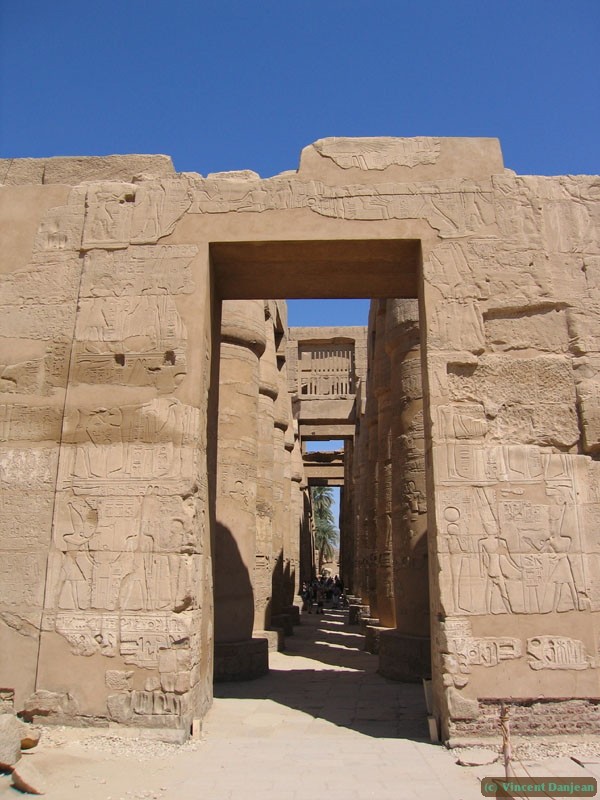 entreedecotedelasallehypostyle-karnak
