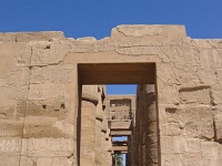 entreedecotedelasallehypostyle-karnak.jpg