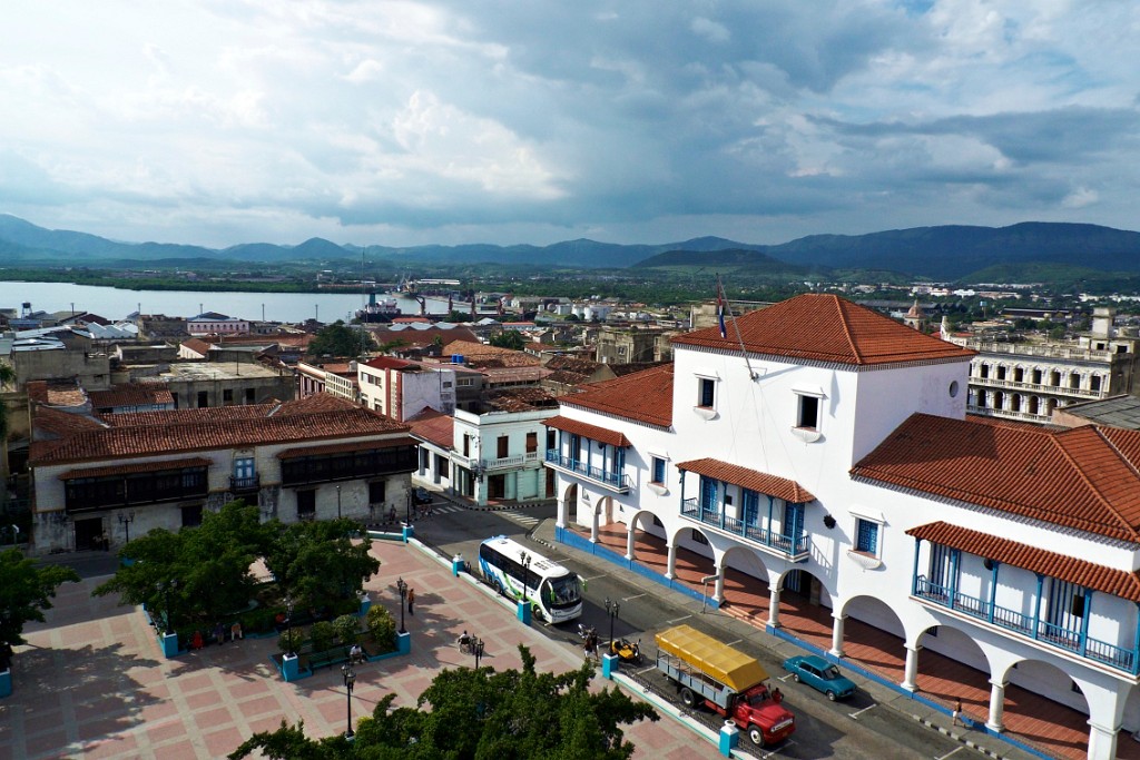 SANTIAGO DE CUBA, qualifiée de berceau de la Révolution par Fidel. Ville géniale, pleine de vie, très mixte, musique et danse partout. Ici Parque Cespedes et l'Ayuntamiento (hôtel de ville)