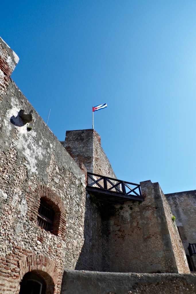 Castillo del Morro, à l'entrée de la baie de Santiago, contruit en 1637 afin de protéger la ville des attaques des pirates. Reconverti en prison puis en forteresse en 1898 pendant la guerre d'indépendance lors des attaques de la flotte américaine.