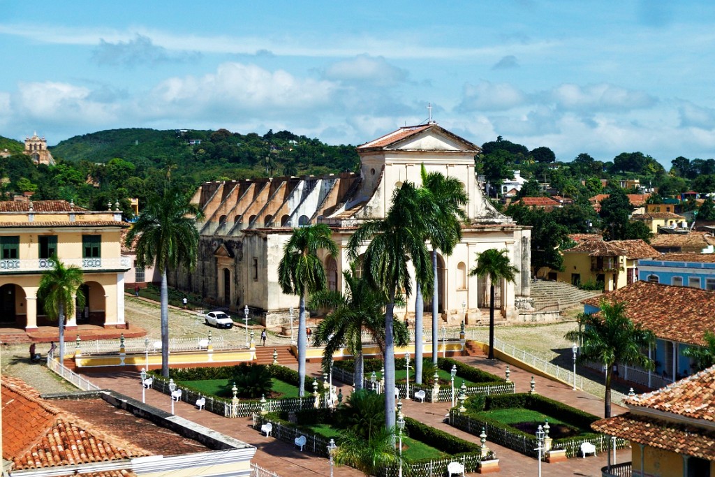 Plaza Mayor avec l'Iglesia Parroquial de la Santissima Trinidad, la casa de los Conspiradores à sa droite et en bleu la Casa de la Trova (salles de concerts un peu partout à Cuba)