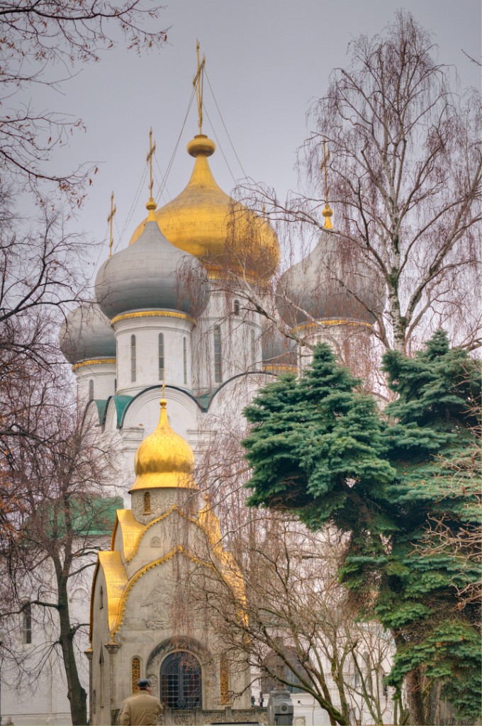 Cathédrale de la Vierge de Smolensk, le + ancien bâtiment du couvent. Tchekhov, Gogol, Prokofief, Scriabine, Krouchtchev, Eltsine... notamment, reposent dans le cimetière à côté