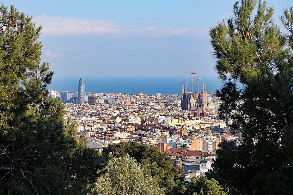 Loin du centre sur la colline du parc Güell (20 ha): la Sagrada Familia (et ses grues) et la non-moins étrange tour Agbar (prouesse technique aux 4400 fenêtres... dotée d'un doux surnom que je vous laisse deviner...)