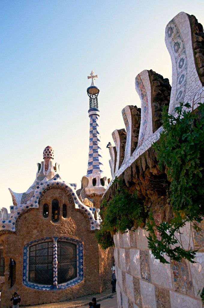 Le monde enchanté du talentueux Gaudí  (la cité-jardin devait être composée à l'origine de demeures privées, chapelle, usine et loisirs divers...)