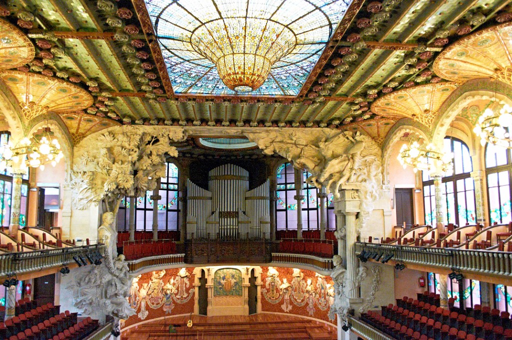 Style moderniste catalan et Art Déco. La seule salle de concert d'Europe éclairée par la lumière naturelle. Entrée au patrimoine mondial de l'Unesco en 1997