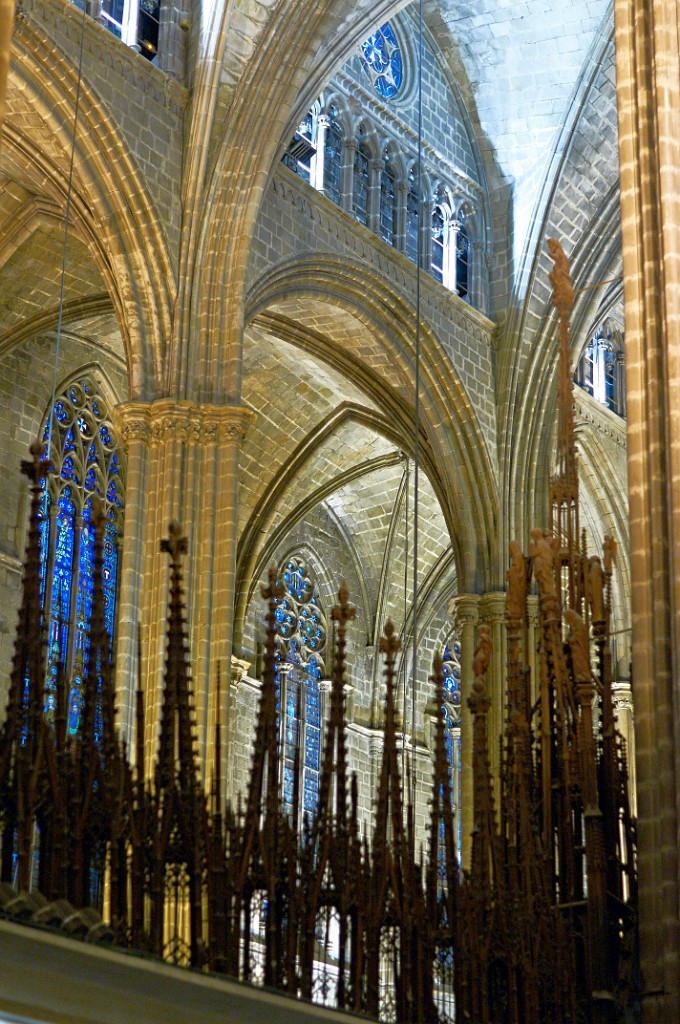...édifiée en 1298, nef de 26m, 28 chapelles