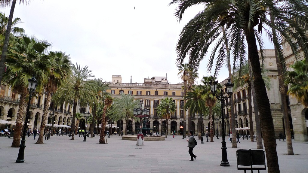 Plaça Reial et ses arcades du XIXè