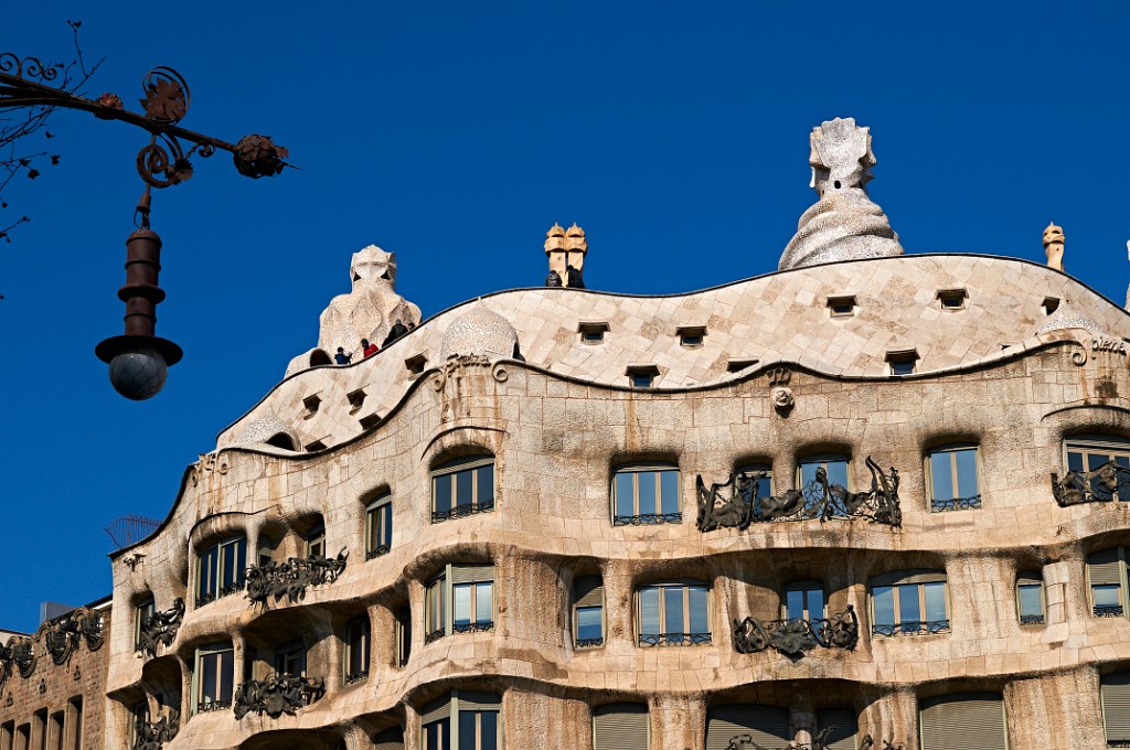 La Pedrera, dernier bâtiment civil de Gaudí (1910) et sa facade ondulante (la terrasse-surprise se devine déjà...)