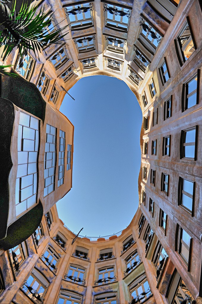à l'intérieur: 16 superbes appartements ingénieux et lumineux (dont un 35 pieces de 1323 m2... )
