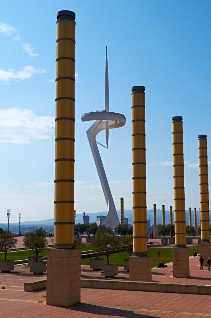 La colline de Montjuïc aménagée pr l'expo universelle de 1929, et réhabilitée pr les JO de 1992. Ici la torre de Calatrava de télécommunication (pointée vers le... firmanent :)!