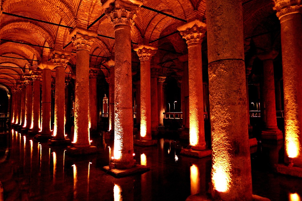La Citerne Basilique, espace souterrain de 9 500m2 construit sous Justinien (565) par 7000 esclaves, contenance 100 000 tonnes d'eau en provenance de réseaux d'acqueducs depuis la forêt de Belgrade, 336 piliers, un 