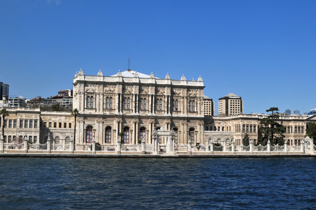 Palais de Dolmabahçe, préféré des sultans dès son achèvement en 1856 au palais de Topkapi. Ses tapis de 120m2 (pfff... dire que notre appart tient dessus...), son lustre de 4,5 t... Atatürc y passa les derniers jours de sa vie