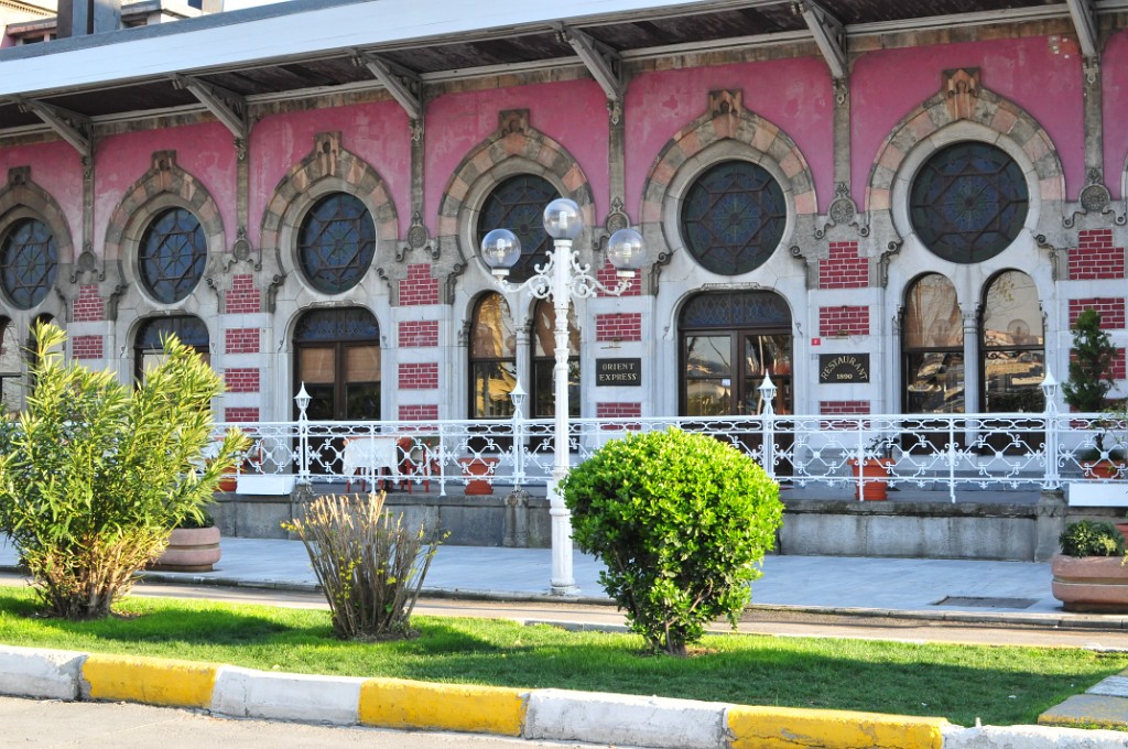 Terminus de l'Orient Express: Istanbul (gare Sirkeci)! Arrêts Sophia, Budapest, Belgrade, Vienne et Paris...