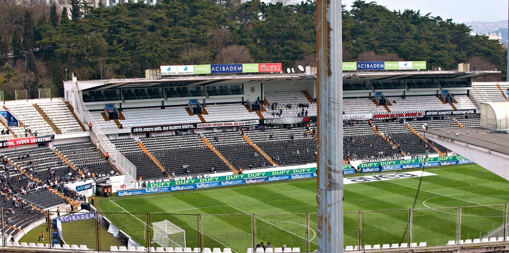 Stade Inönü, club de foot Besiktas, jour de Match!! Ambiance ELECTRIQUE dans les rues!!